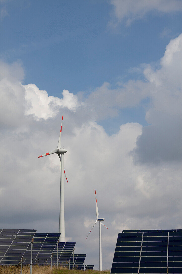 Photovoltaikanlage und Windkraftanlagen, Biebelried, Unterfranken, Bayern, Deutschland