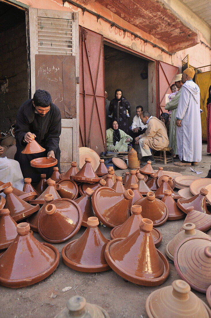 Tajine Formen auf  Markt im Hohen Atlas bei Marrakech, Asni, Marokko