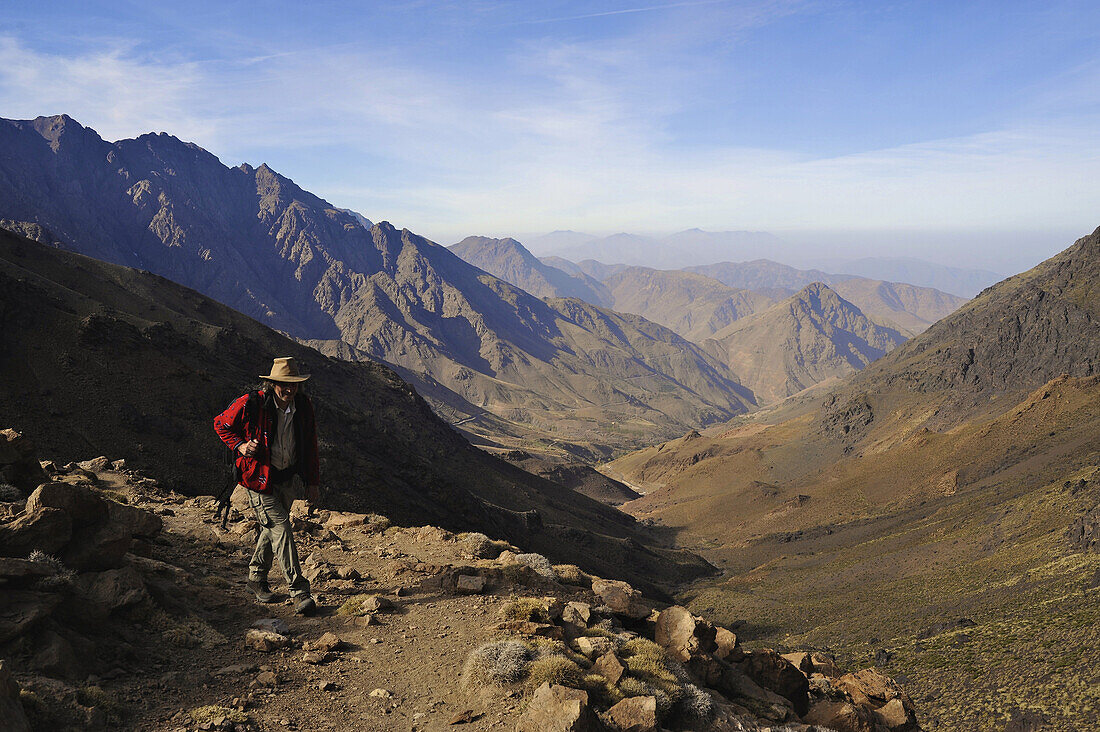 Wanderer mit Hut, Trekking im Hohen Atlas bei Imlil , Toubkal Region, Marrakech Region, Marokko