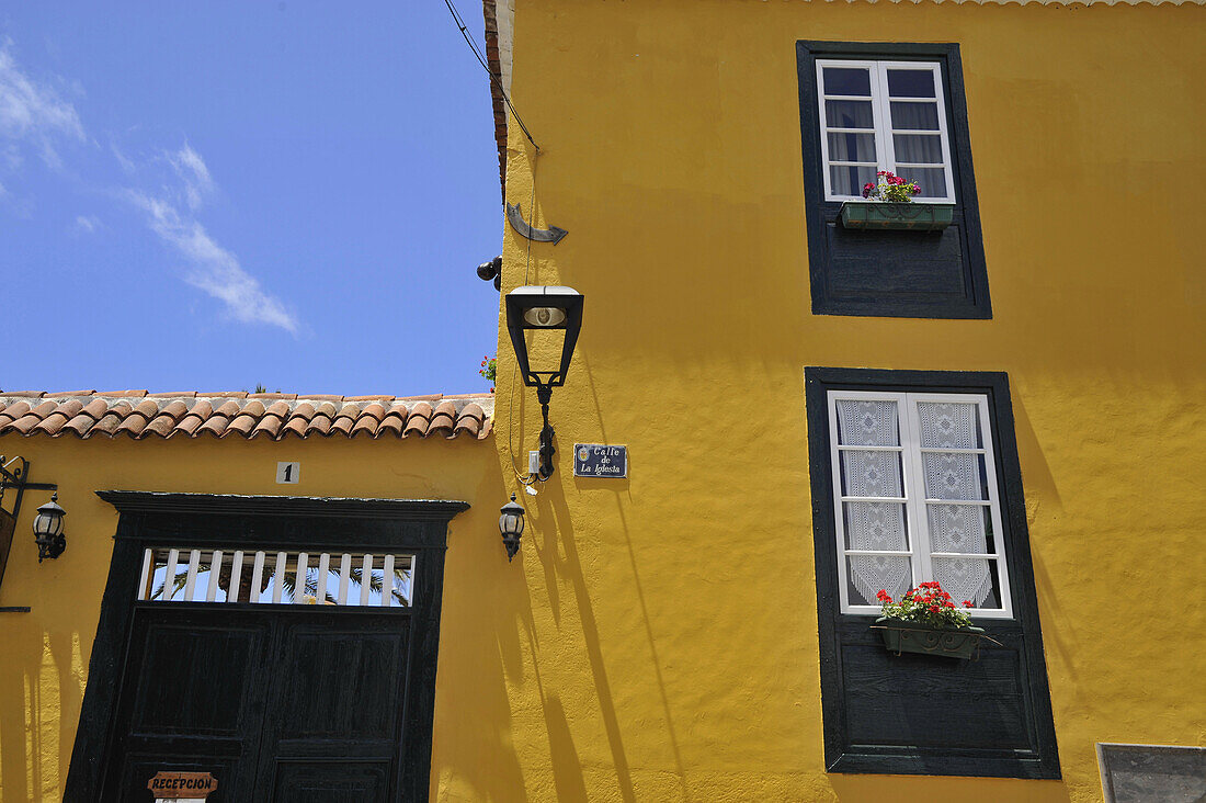 Gelbe Fassade eines Hauses in Granadilla de Abona, Süden, Teneriffa, Kanaren, Spanien