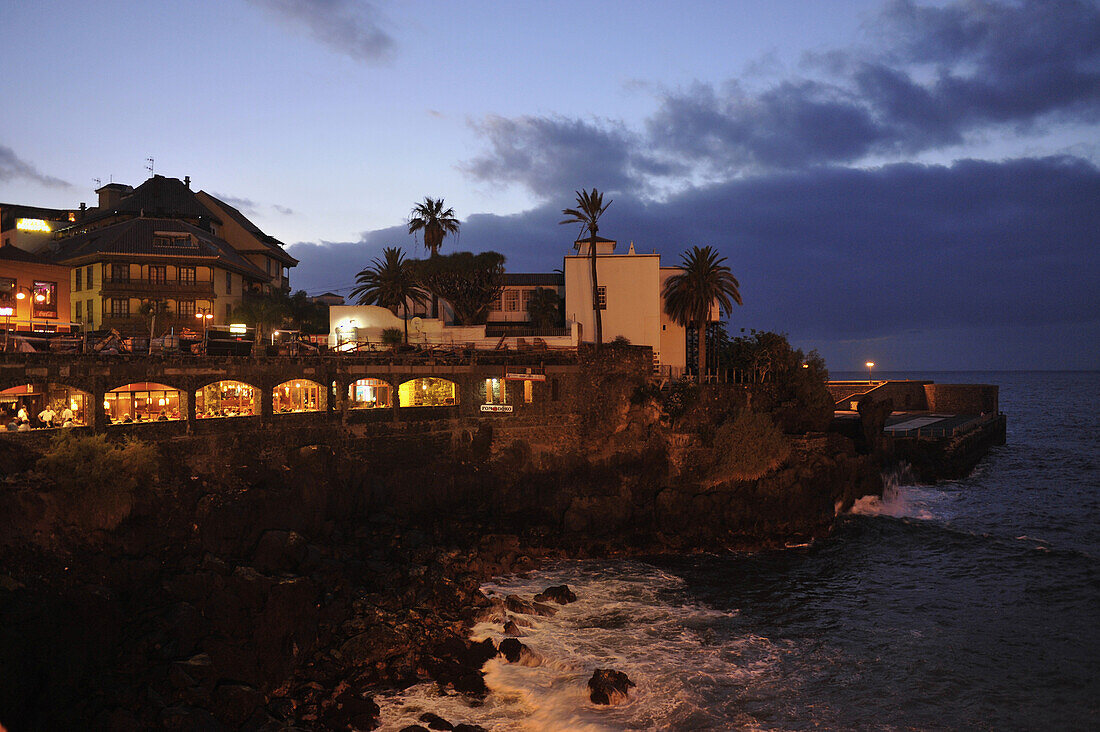 Punta del Viento an der Strandpromenade in Puerto de la Cruz am Abend, Teneriffa, Kanaren, Spanien