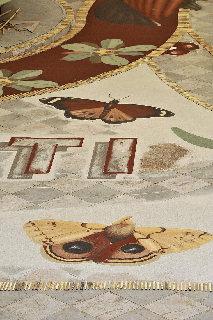 Sandteppich - in Arbeit -  zu Fronleichnam auf dem Rathausplatz, La Orotava, Teneriffa, Kanaren, Spanien
