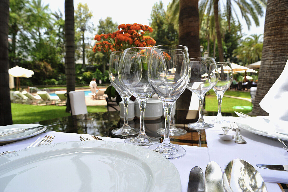 Gedeck mit Weingläsern, Restaurant am Pool Hotel Botanico, Puerto de la Cruz, Teneriffa, Kanaren, Spanien