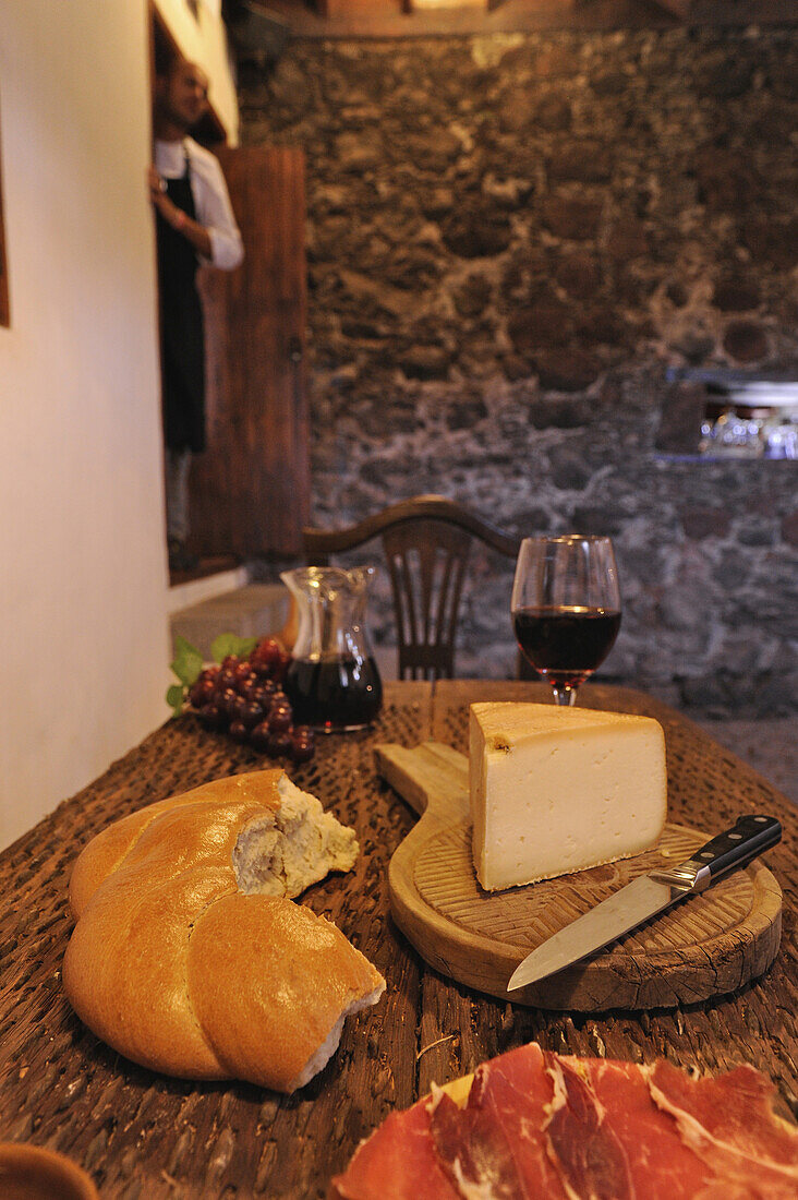 Kanarische Brotzeit mit Käse und Schinken im Besucherzentrum des  Hotels Seniorio del Valle, Santiago del Teide, Teneriffa, Kanaren, Spanien