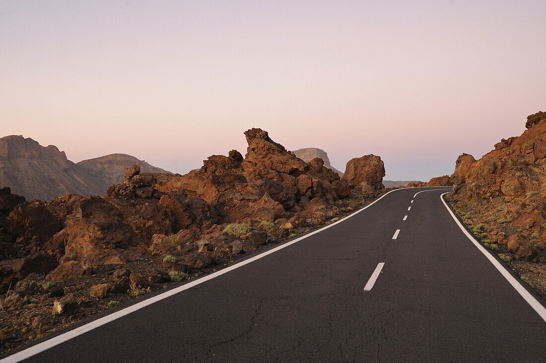 Straße durch Mondlansdschaft in den Canadas kurz vor Sonnenaufgang, Teide Nationalpark, Teneriffa, Kanaren, Spanien