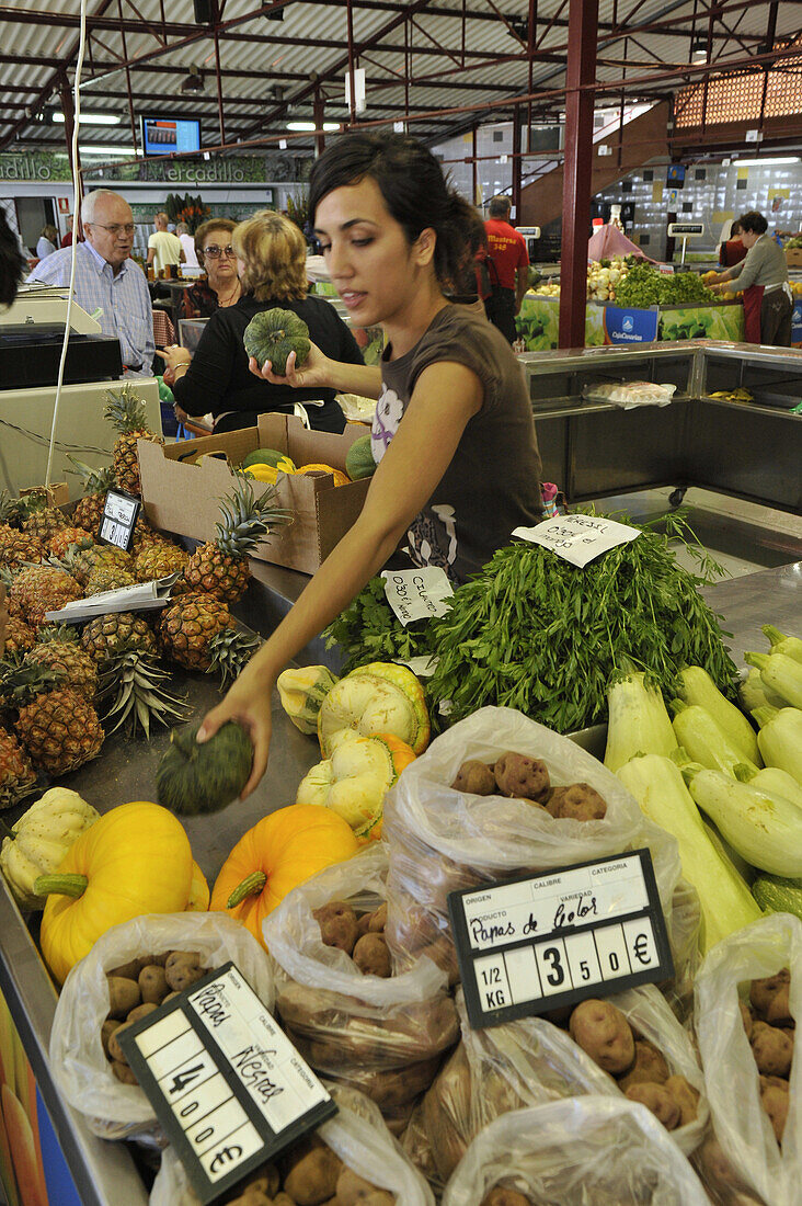 Verkäuferin auf dem Bauernmarkt, Tacoronte, Mercado, Teneriffa, Kanaren, Spanien