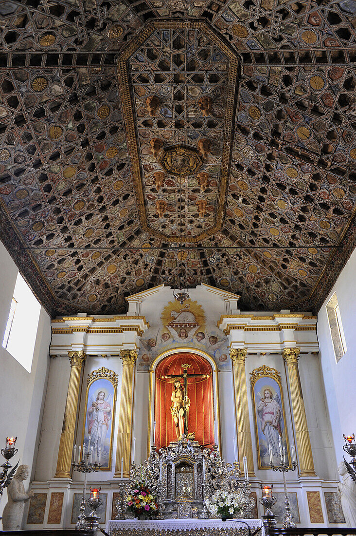 Altar und Decke im kanarisch maurischen Stil, Kirche in Tacoronte, Teneriffa, Kanaren, Spanien