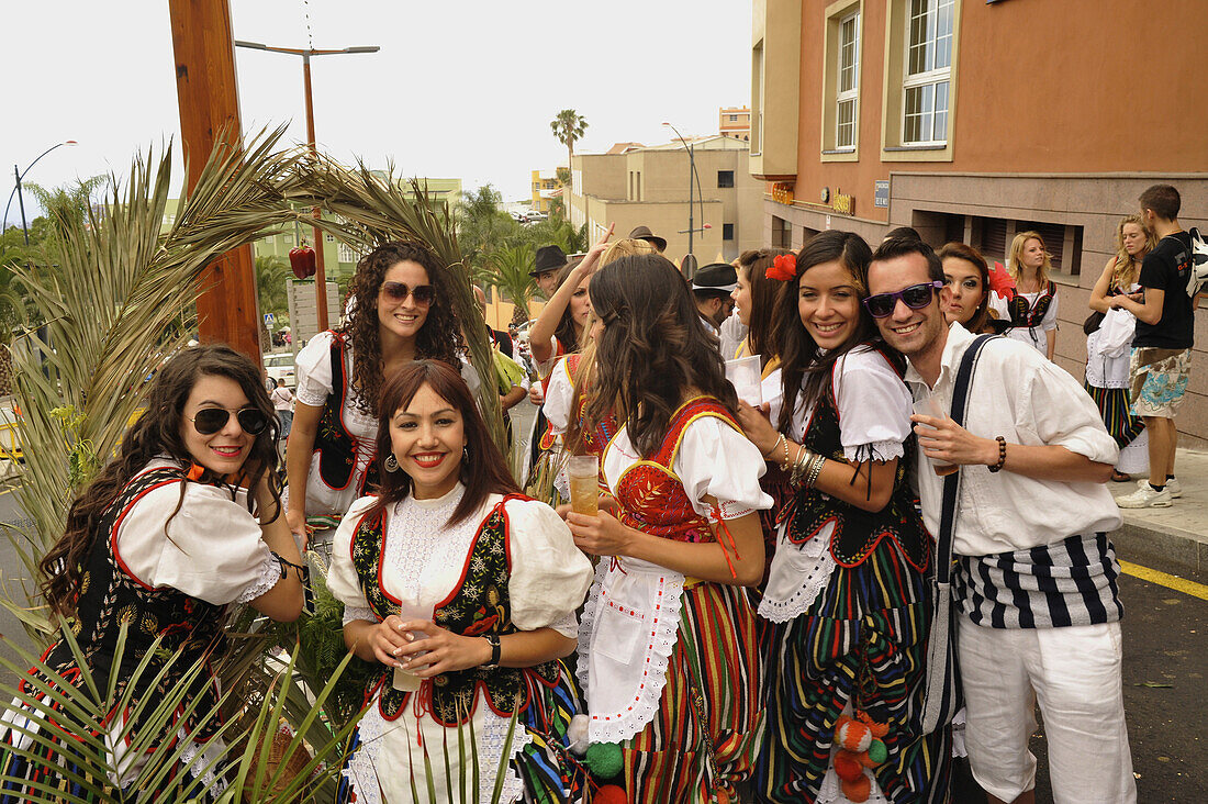 Junge Frauen und Männer in kanarischer Tracht bei Umzug, Los Realejos, Romeria, Erntedankfest, Teneriffa, Kanaren, Spanien