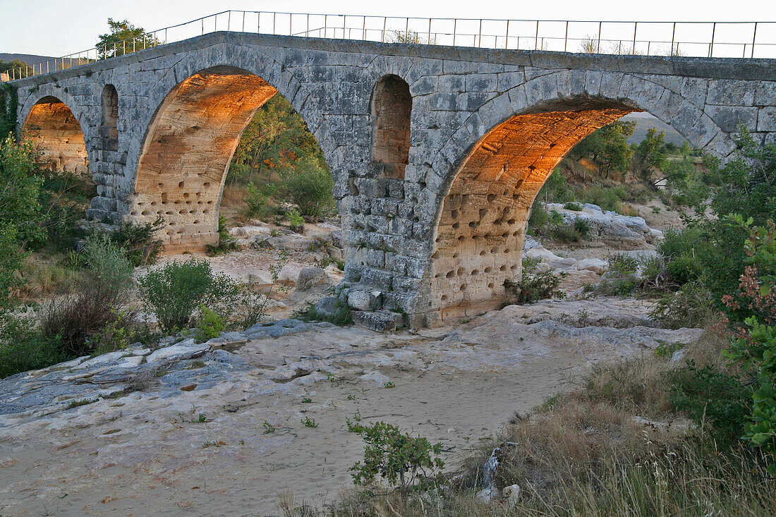 Pont Julien, Roman Bridge Dating From The Year 3 Bc, 80 Meters Long, Situated Between Bonnieux And Apt On The Domitian Way (Via Domitia) Linking Narbonne To Turino, Vaucluse, France