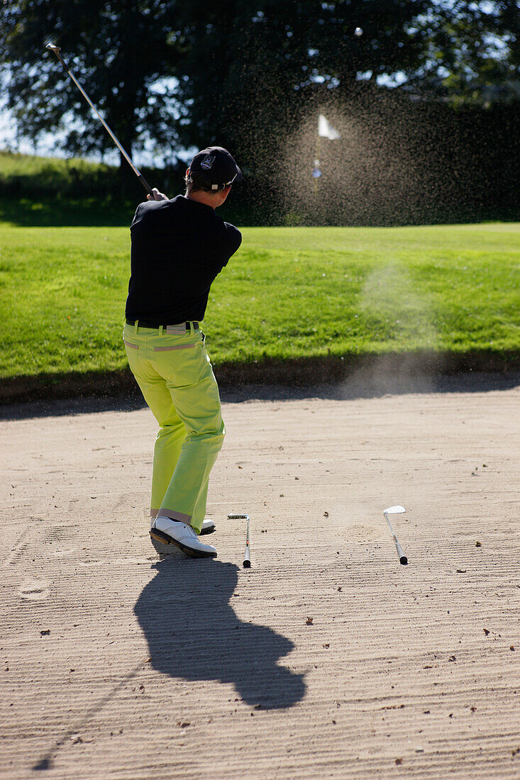 Mann spielt Golf, Prien am Chiemsee, Bayern, Deutschland