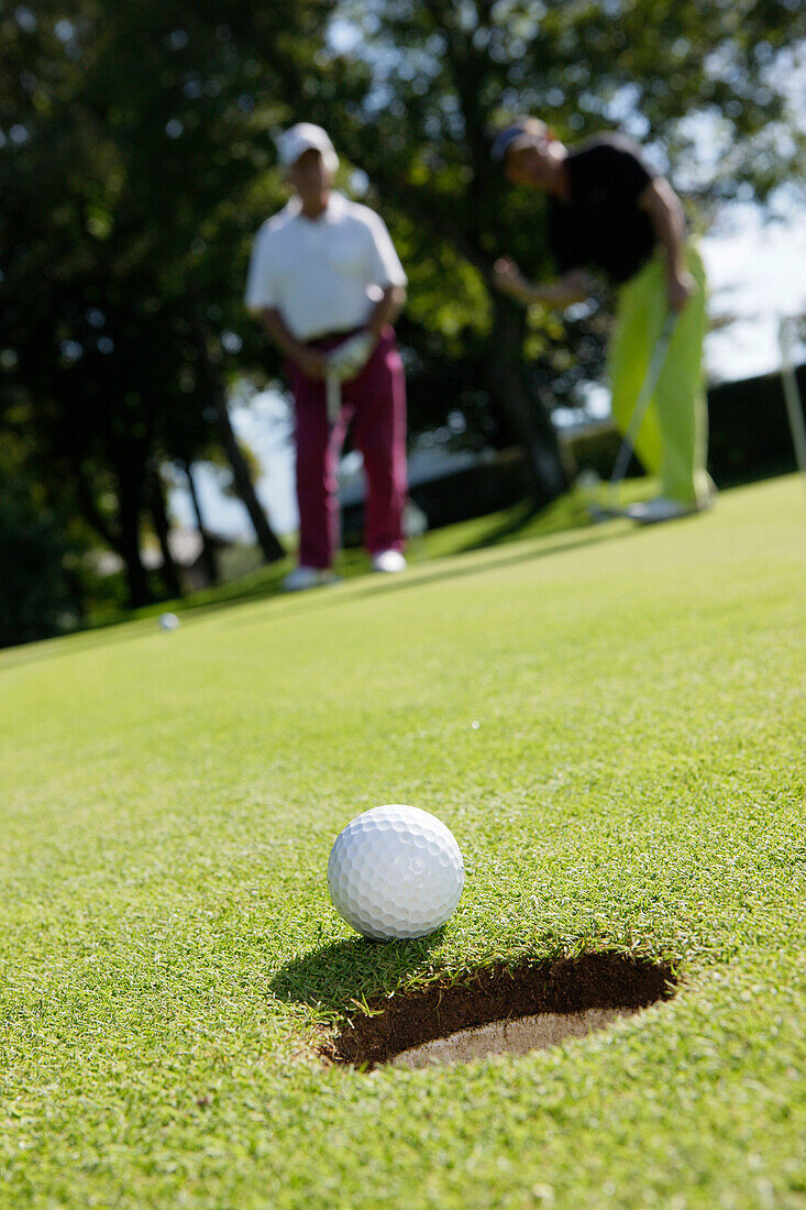 Zwei Männer spielen Golf, Prien am Chiemsee, Bayern, Deutschland