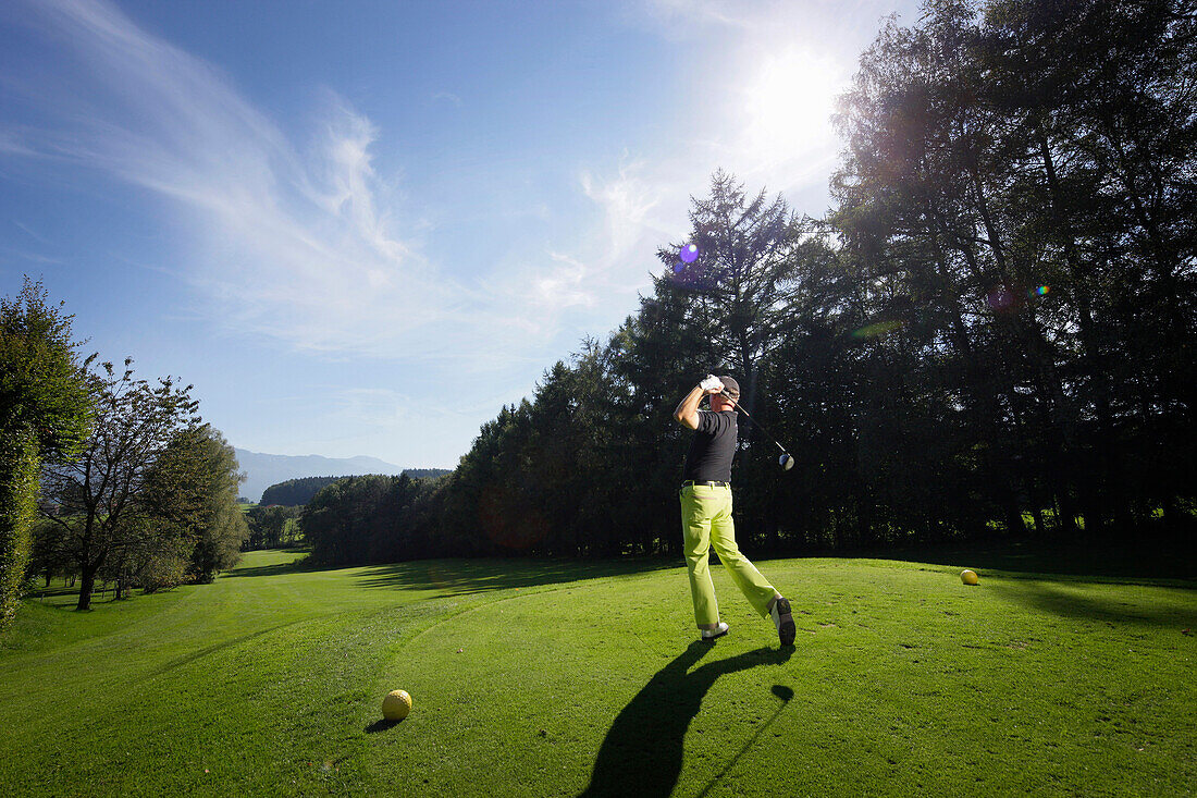 Mann spielt Golf, Prien am Chiemsee, Bayern, Deutschland