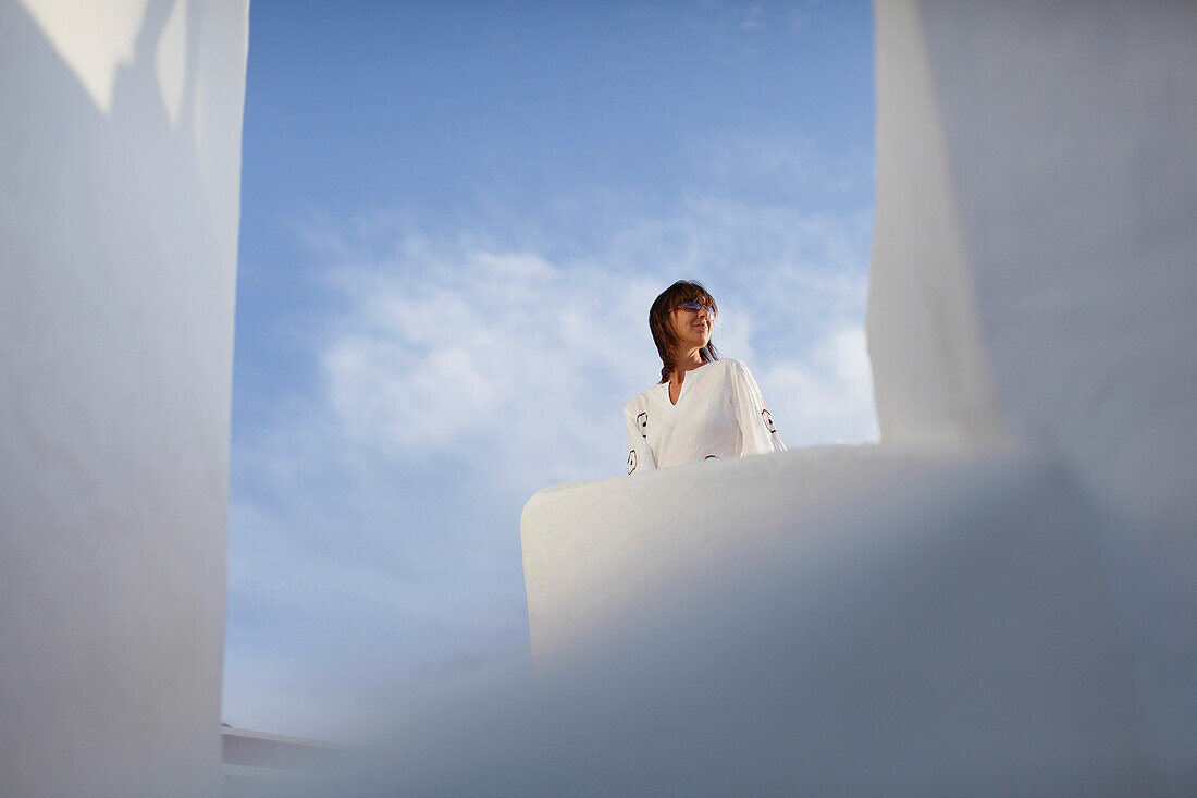 Frau auf einem Balkon, Ibiza, Balearische Inseln, Spanien