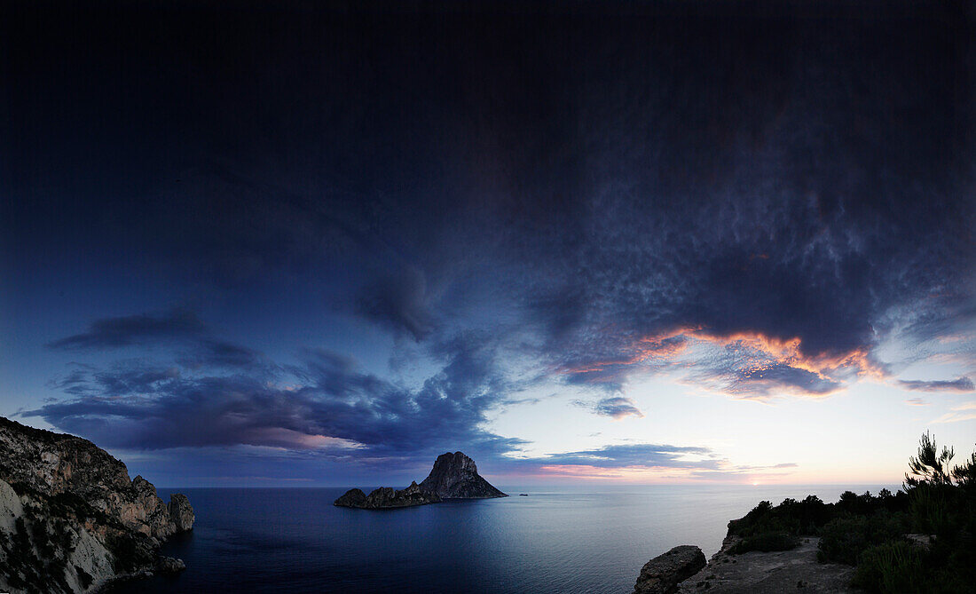 Blick von Ibiza auf Es Vedra und Es Vedranell, Balearische Inseln, Spanien