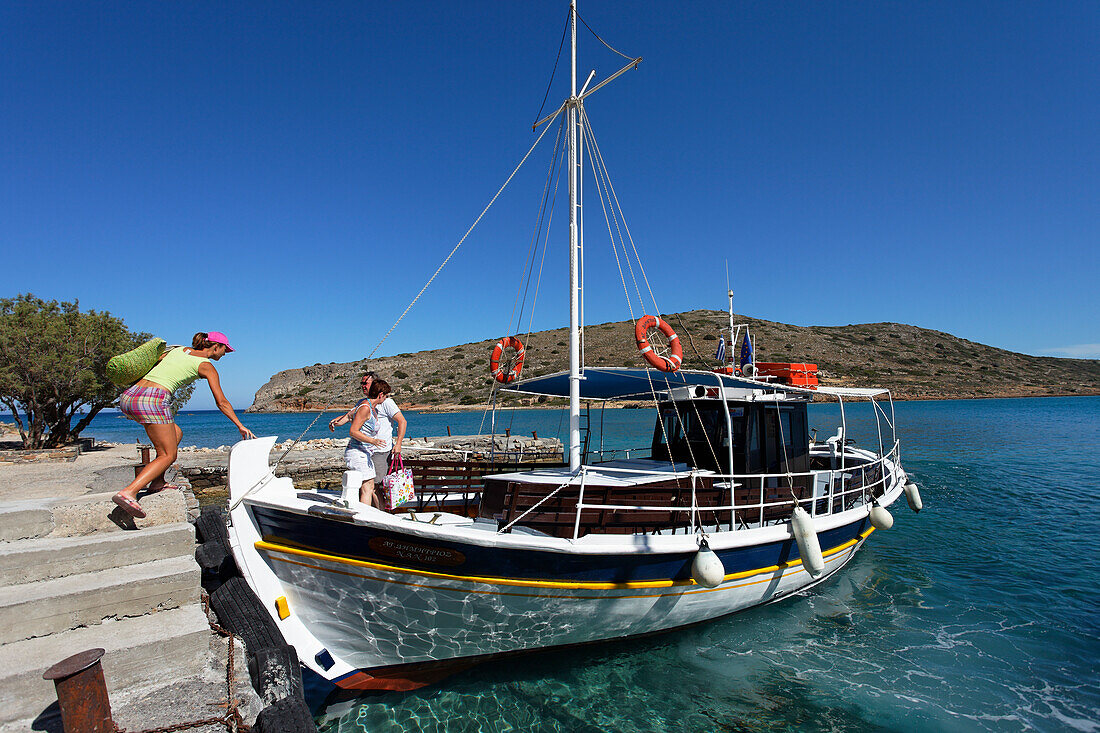 Touristin an Bord eines Bootes gehend, Spinalonga, Lasithi, Mirabello Golf, Kreta, Griechenland