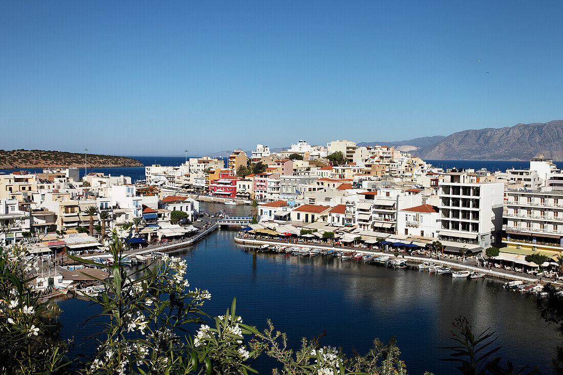 Blick auf Hafen, Voulismeni-See, Agios Nikolaos, Lasithi, Kreta, Griechenland