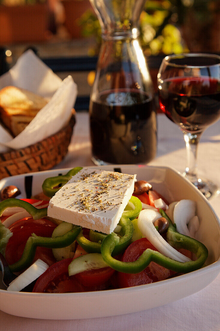 Griechischer Salat mit Feta, Präfektur Lasithi, Kreta, Griechenland