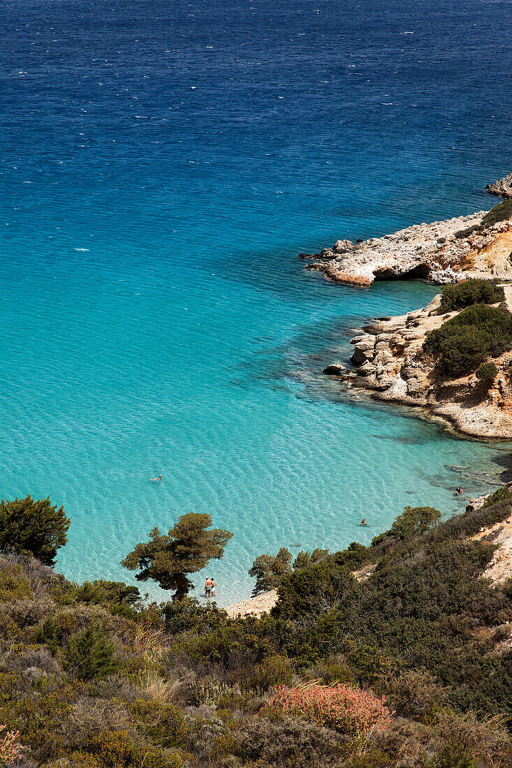 Leute baden in einer Bucht, Mirabello Golf, Kreta, Griechenland