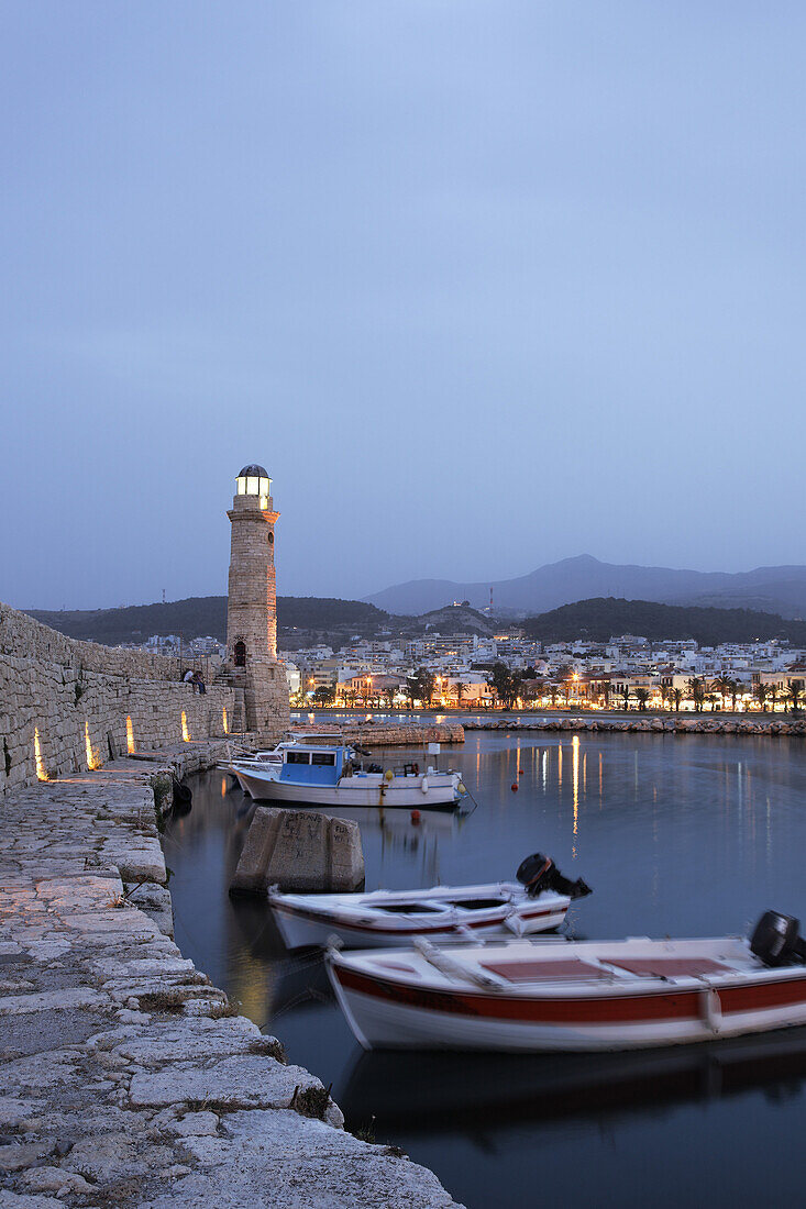 Venezianischer Hafen mit Leuchtturm am Abend, Rethymnon, Kreta, Griechenland