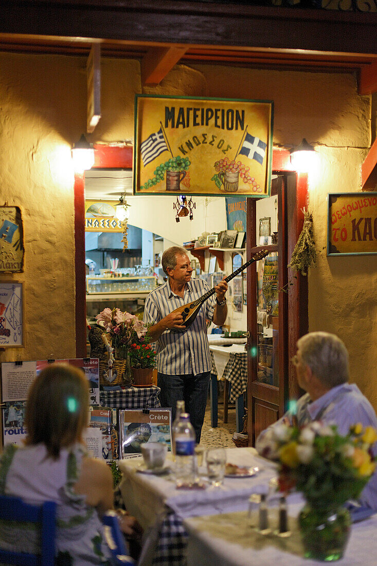Mann spielt Instrument, Venezianischer Hafen, Rethymnon, Kreta, Griechenland