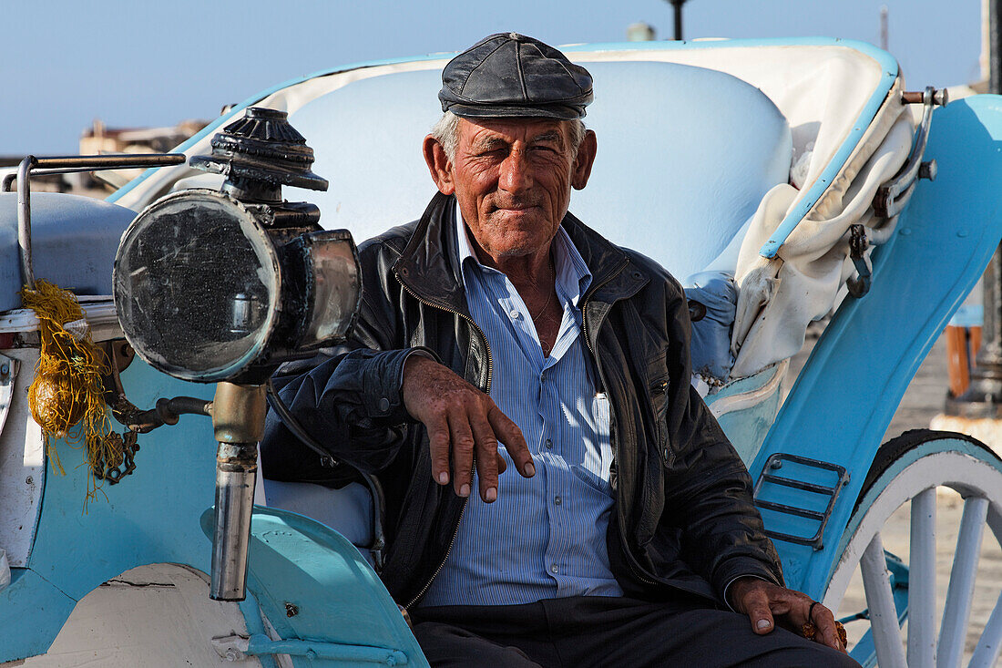 Mann sitzt in einer Kutsche am Hafen, Chania, Präfektur Chania, Kreta, Griechenland