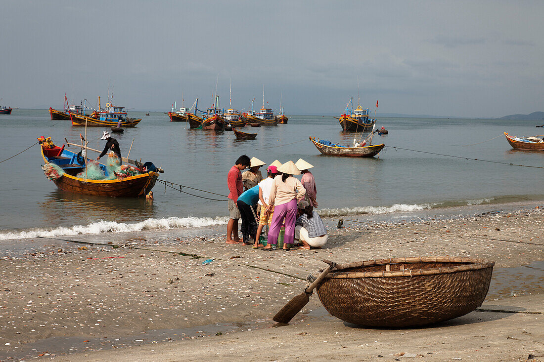 Hafen mit Fischerbooten und Coracles, Mui Ne, Binh Thuan, Vietnam