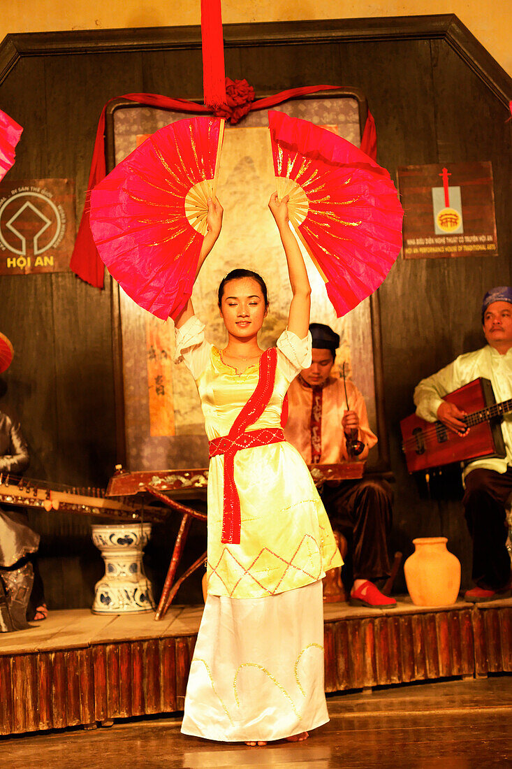 Traditionelle Tanzvorführung, Handwerkausstellung, Hoi An, Annam, Vietnam