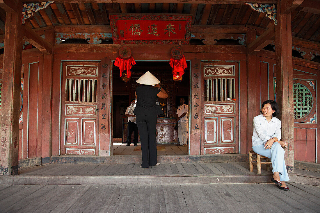 Women visiting Chua Cau, Japanese Bridge, Hoi An, Annam, Vietnam