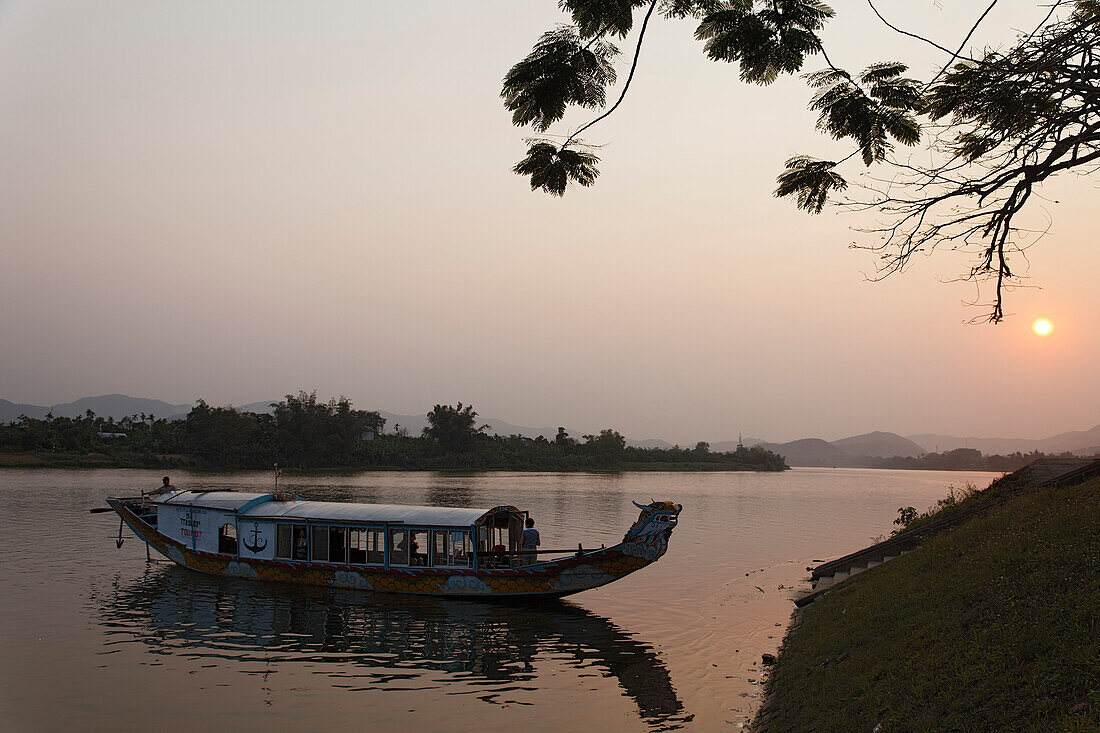 Drachenboot auf dem Parfüm-Fluss am Abend, Hue, Trung Bo, Vietnam