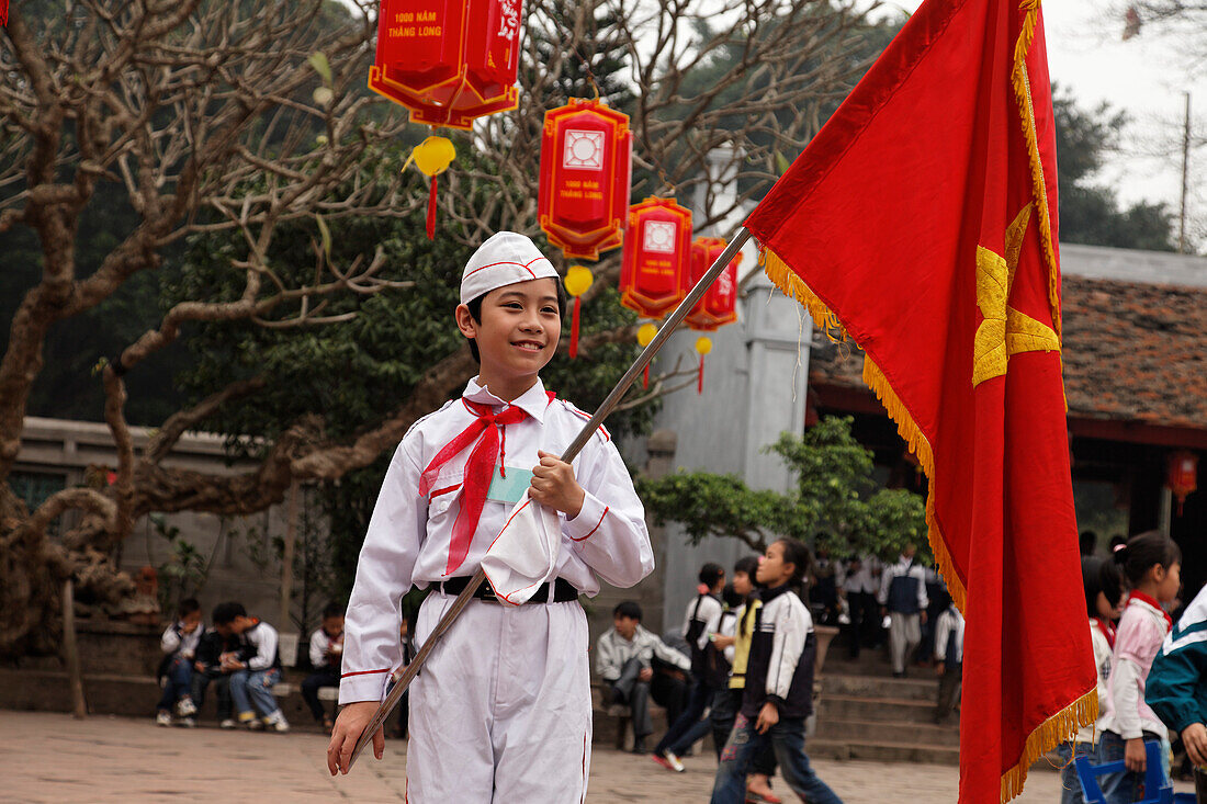 Schüler hält eine Fahne, Literaturtempel, Hanoi, Bac Bo, Vietnam