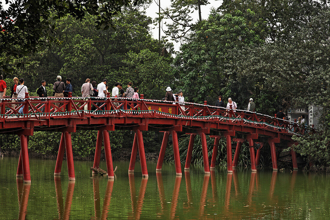 Huc Bridge, Hoan Kiem Lake (Lake of the Returned Sword), Hanoi, Bac Bo, Vietnam