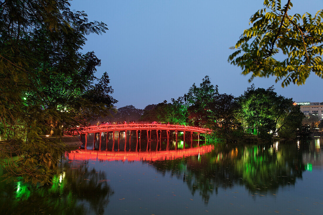 Huc Bridge, Hoan Kiem Lake (Lake of the Returned Sword), Hanoi, Bac Bo, Vietnam