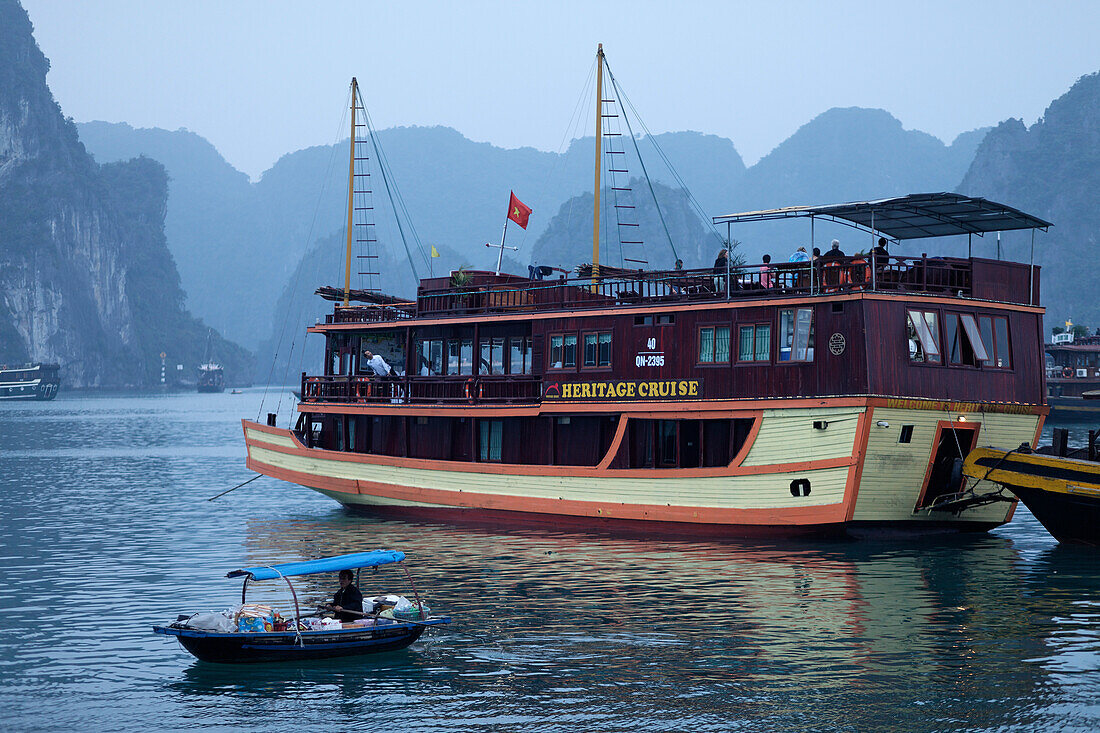 Ausflugsboot, Halong Bucht, Quang Ninh, Vietnam