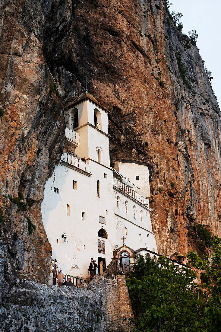 Kloster Ostrog in einer Felswand, Montenegro, Europa