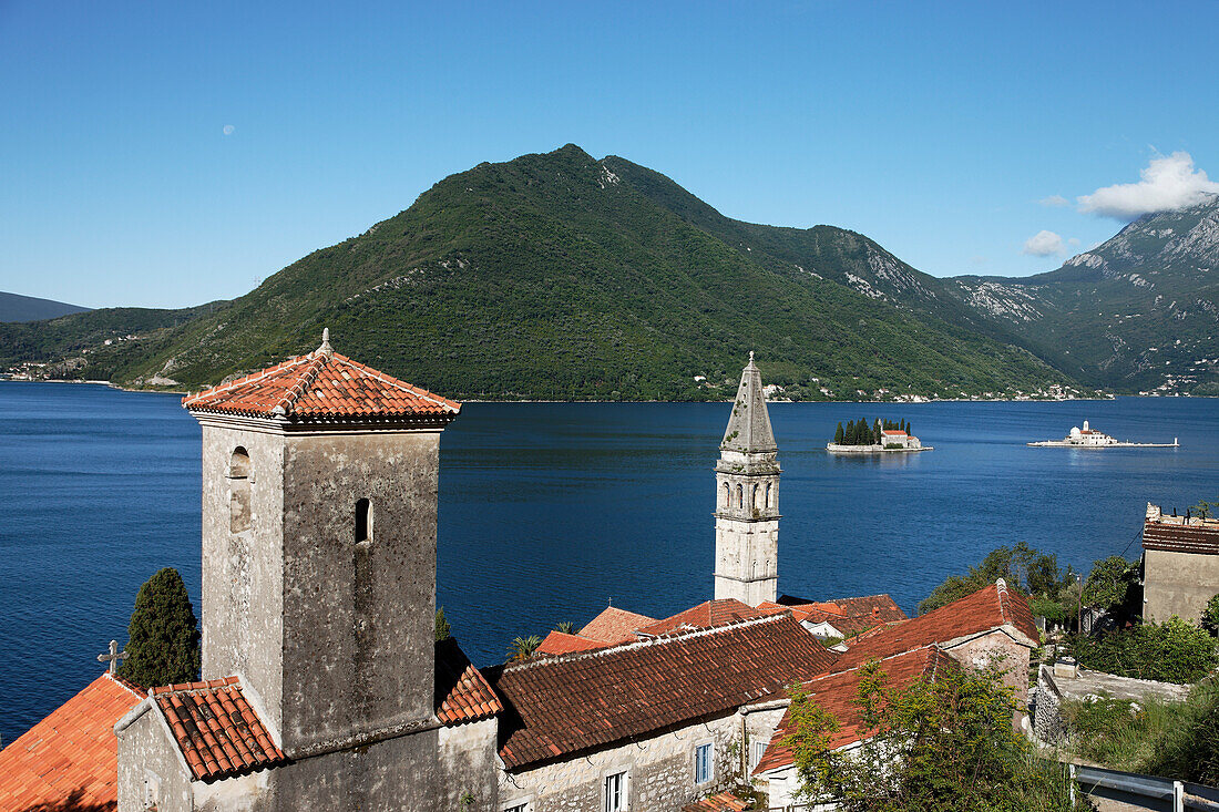 Blick auf Kirche Sveti Nikola mit Glockenturm, im Hintergrund Insel Gospa od Skrpjela und Insel Sveti Dorde, Perast, Bucht von Kotor, Montenegro, Europa