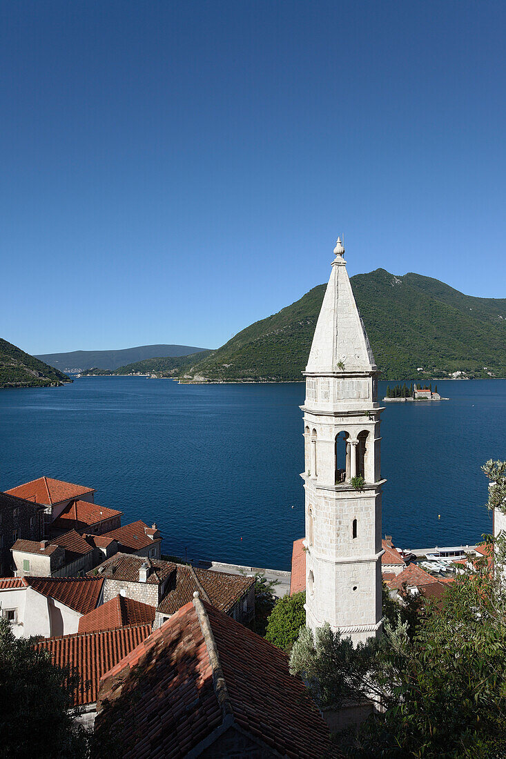 Blick auf Kirche Sveti Nikola mit Glockenturm, im Hintergrund Insel Gospa od Skrpjela, Perast, Bucht von Kotor, Montenegro, Europa