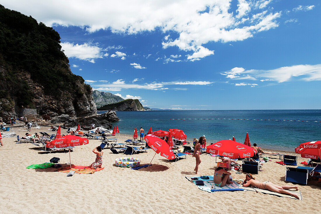 Menschen am Strand Mogren, Budva, Montenegro, Europa