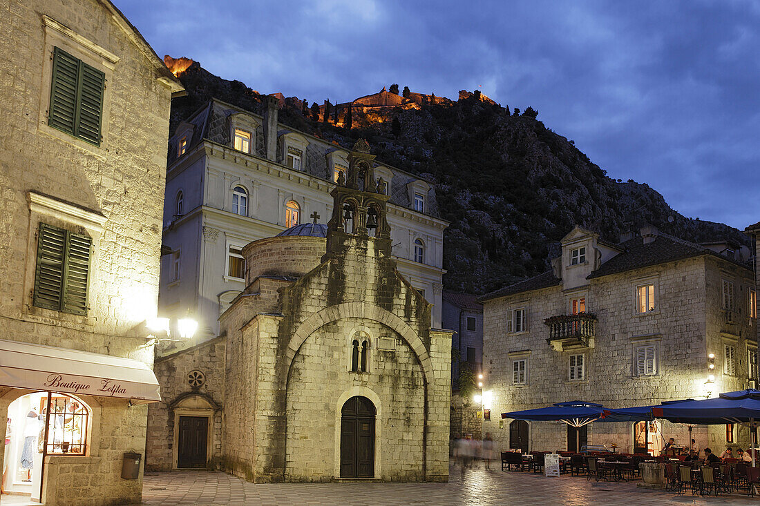 St. Lucas Kirche und Festung auf dem Hügel am Abend, Kotor, Montenegro, Europa