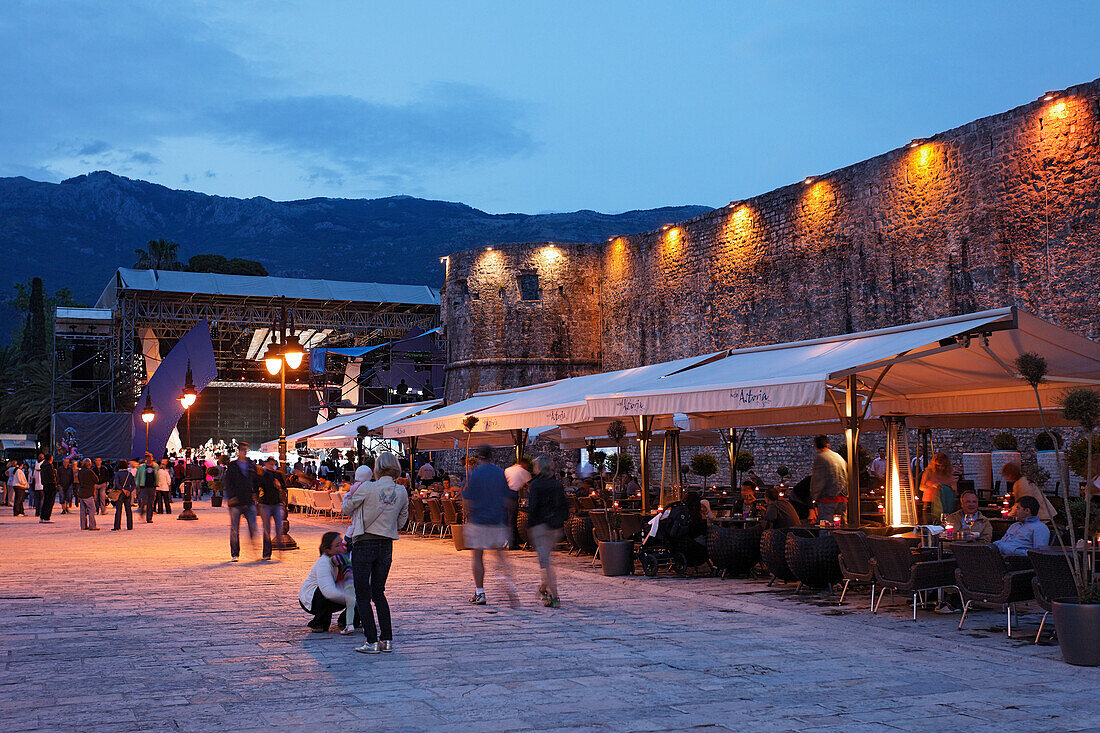 Restaurants entlang der Stadtmauer am Abend, Budva, Montenegro, Europa