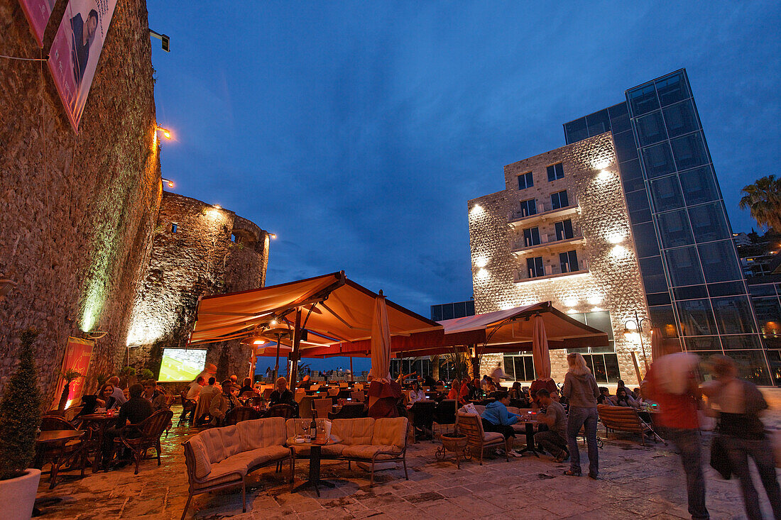 Restaurants an der Stadtmauer am Abend, Budva, Montenegro, Europa