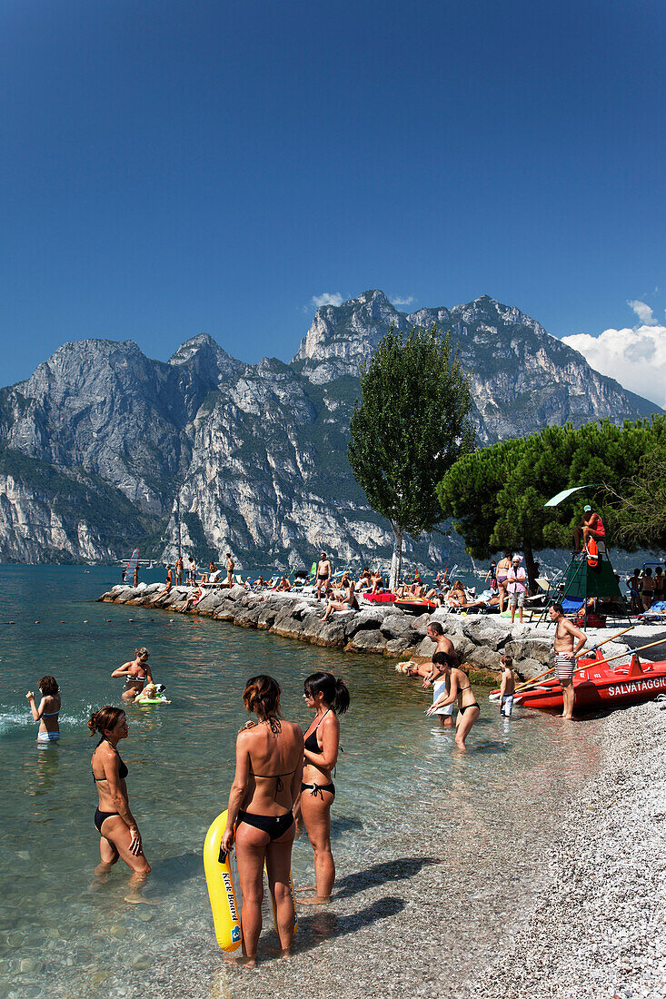 Menschen am Strand, Torbole, Gardasee, Trentino, Italien