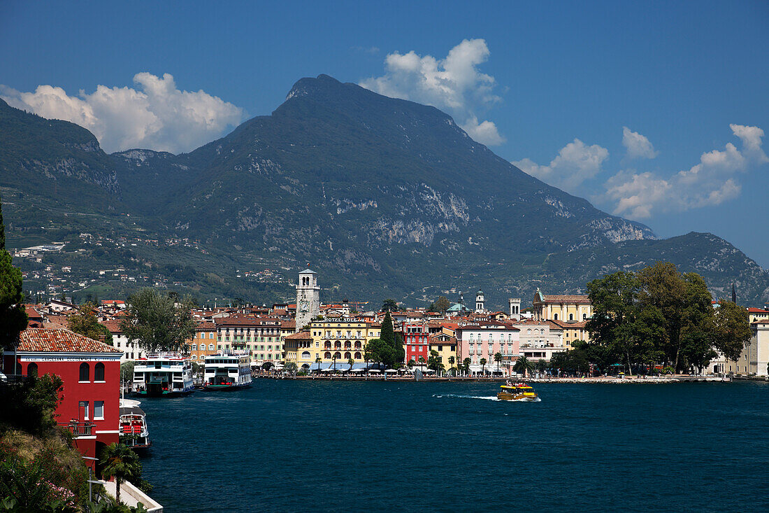 Ausflugsboote, Blick auf Riva, Gardasee, Trentino, Italien