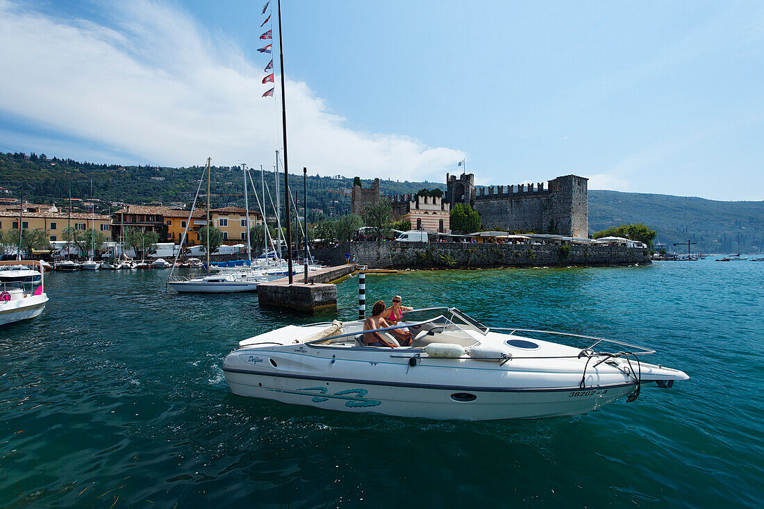 Paar im Boot, Hafen, Skaligerburg, Torri del Benaco, Gardasee, Venetien, Italien