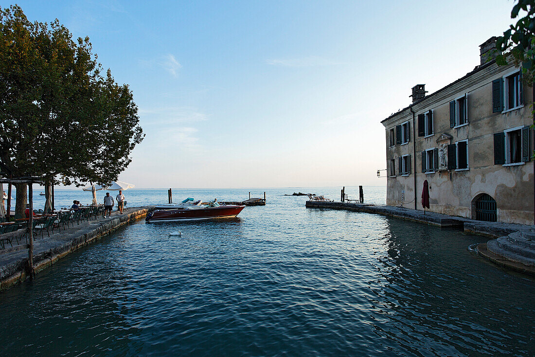 Boot, Punta San Vigilio, Hotel, Restaurant, Garda, Gardasee, Venetien, Italien