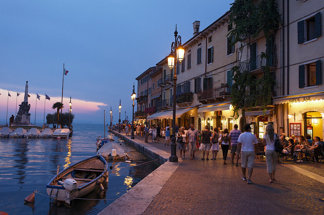 Promenade, Eingang zum Hafen, Lazise, Gardasee, Venetien, Italien