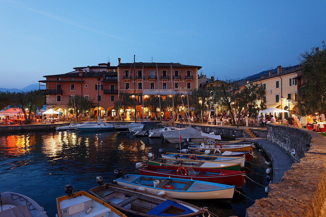 Restaurants, Hafen, Torri del Benaco, Gardasee, Venetien, Italien