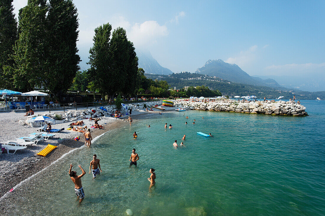 Menschen am Strand, Toscolano-Maderno, Gardasee, Lombardei, Italien