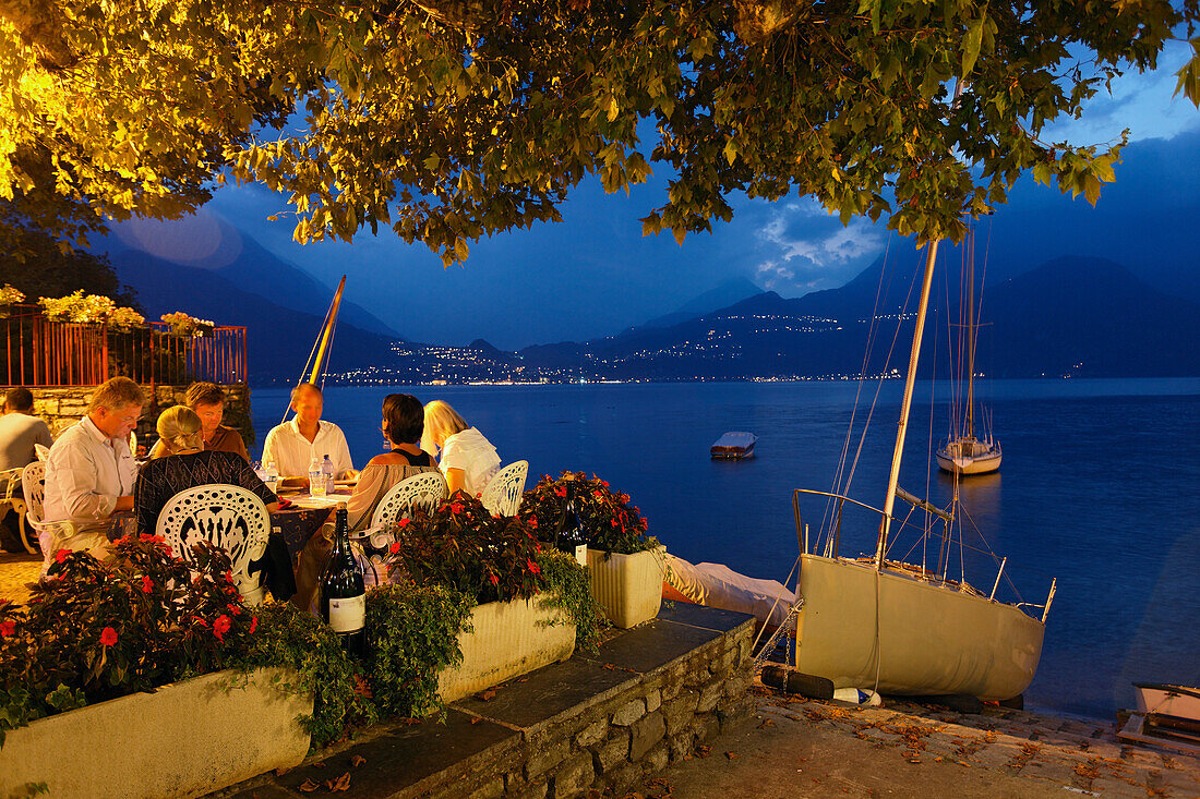 Restaurants, Abendstimmung, Varenna, Comer See, Lombardei, Italien