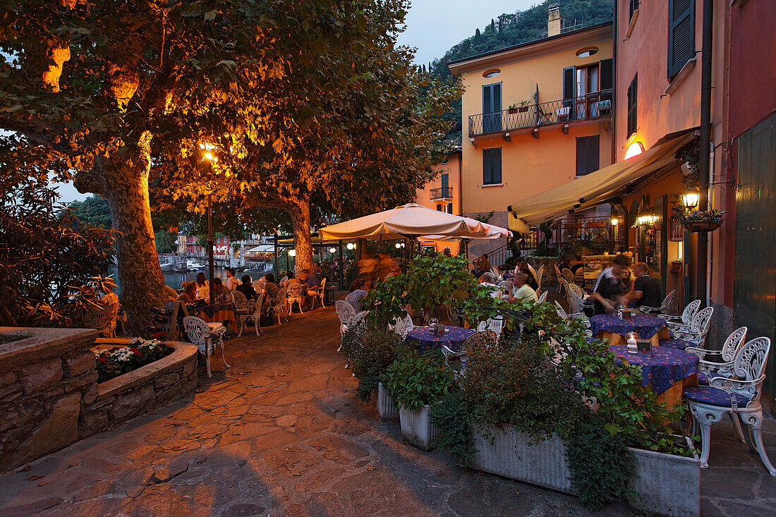 Restaurants, Abendstimmung, Varenna, Comer See, Lombardei, Italien