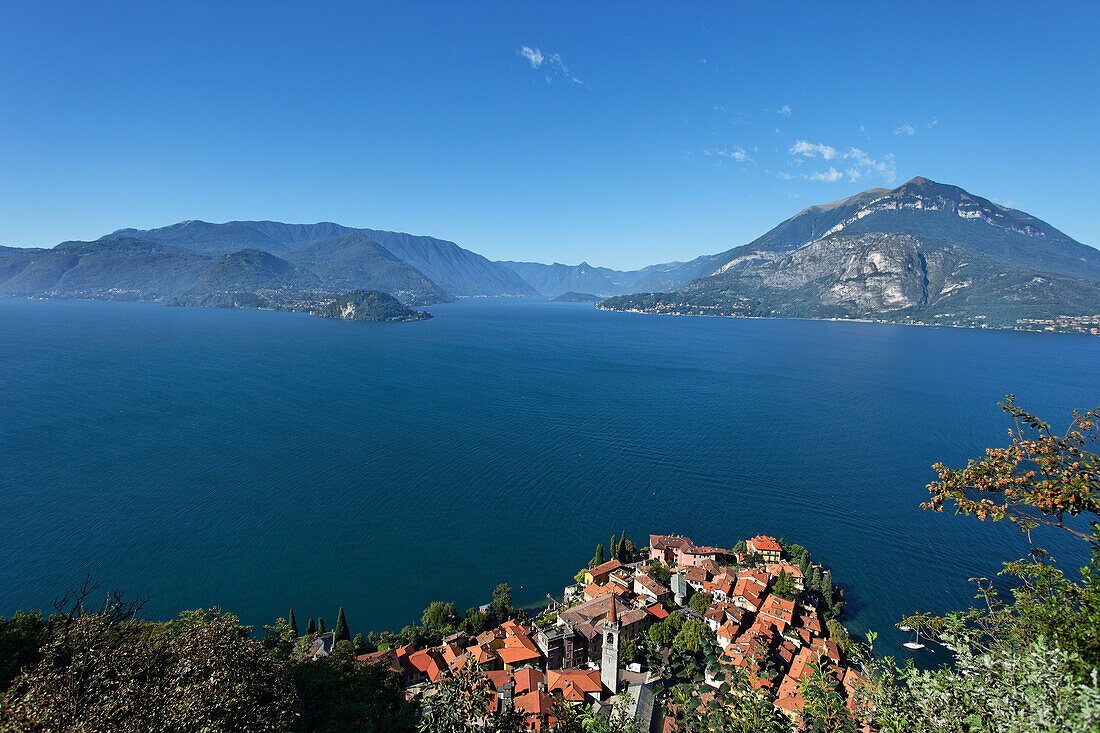 Aussicht über Varenna und den Comer See, Lombardei, Italien
